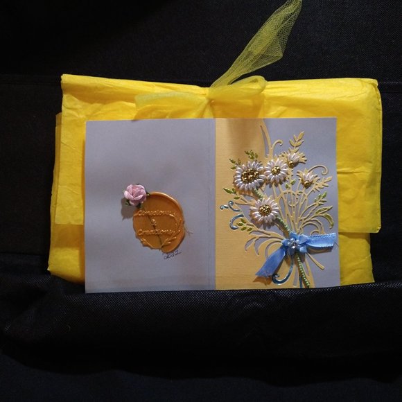 Yellow Pearl Daisy w lt bleu ribbon/Jewelled Sentiments - Picture 2 of 4
